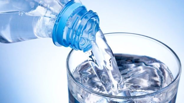 Prohíben la venta de un agua de mesa envasada que contiene una bacteria | Actualidad