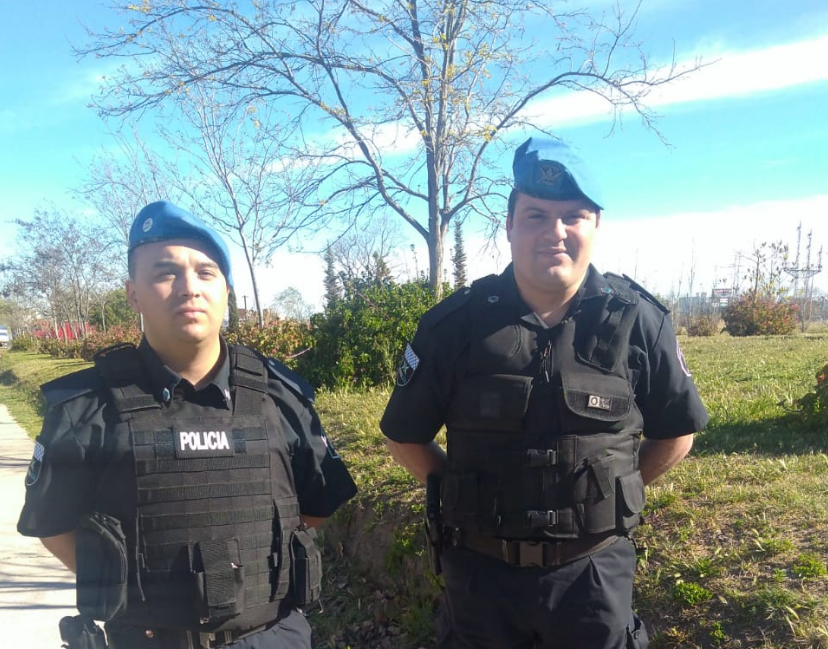 Bahía Blanca: dos policías se encontraron un bolso con ocho mil dólares y lo devolvieron a su dueño | Actualidad