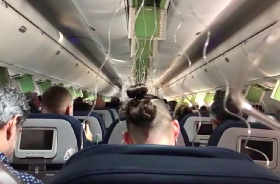 El avión cayó 9.000 metros en siete minutos: los pasajeros ya se despedían de sus familiares | Internacionales