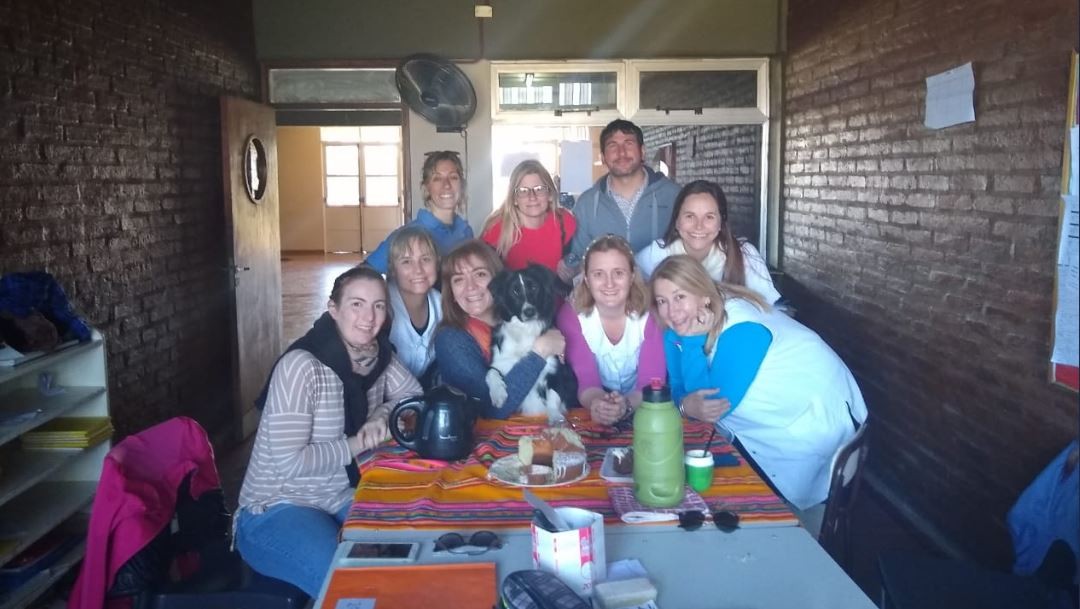 La perrita aplicada y perseverante, va todos los días a la escuela | Redes