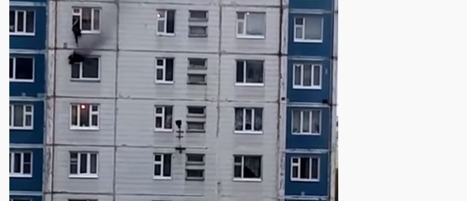 Video impactante: rescata a una mujer de un incendio sacándola por la ventana | Internacionales