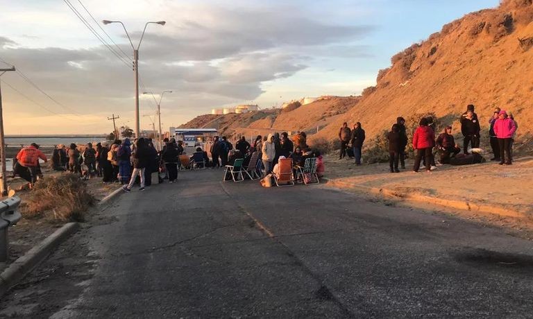 Chubut: docentes bloquean la playa de tanques de YPF en Comodoro Rivadavia | Política y economía