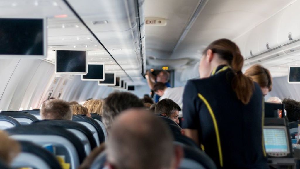 Los secretos de una azafata: ¿por qué no se debe consumir cafe, ni té en el avión? | Curiosidades