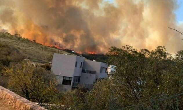 Están controlados los incendios que acecharon viviendas en Villa Carlos Paz | Córdoba