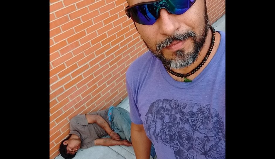 Intentaron robarle la bici, noqueó al ladrón y lo mostró con una selfie polémica | Internacionales