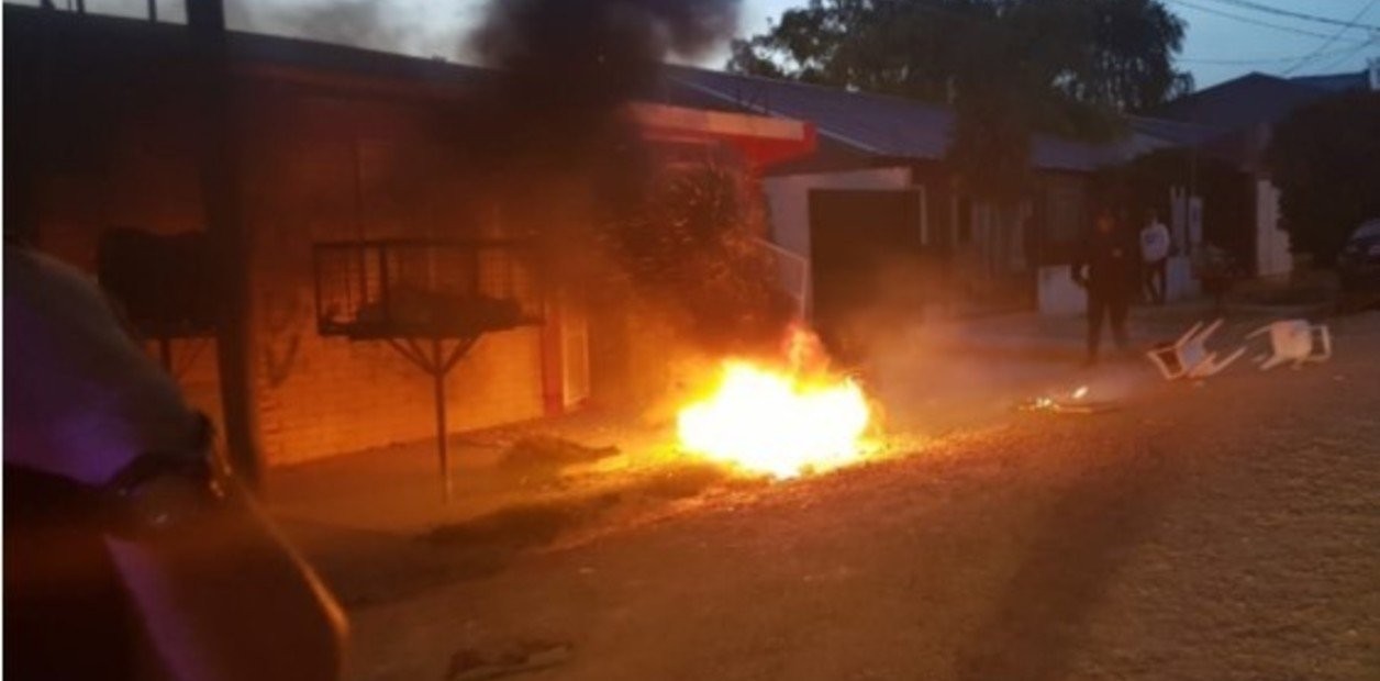 Le dieron domiciliaria a un acusado de abusar a tres nenas y los vecinos le quemaron la casa | Actualidad
