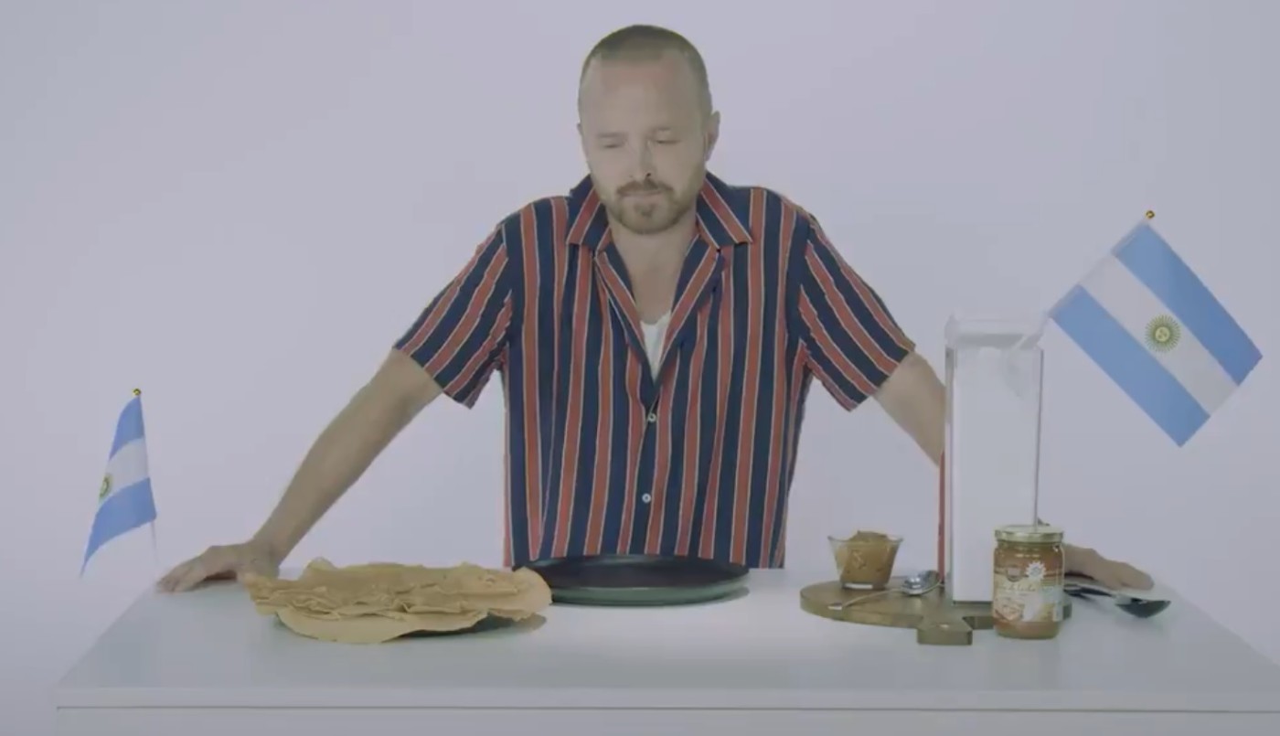 #BreakingBad Aaron Paul espera el estreno comiendo panqueques de dulce de leche | Espectáculos