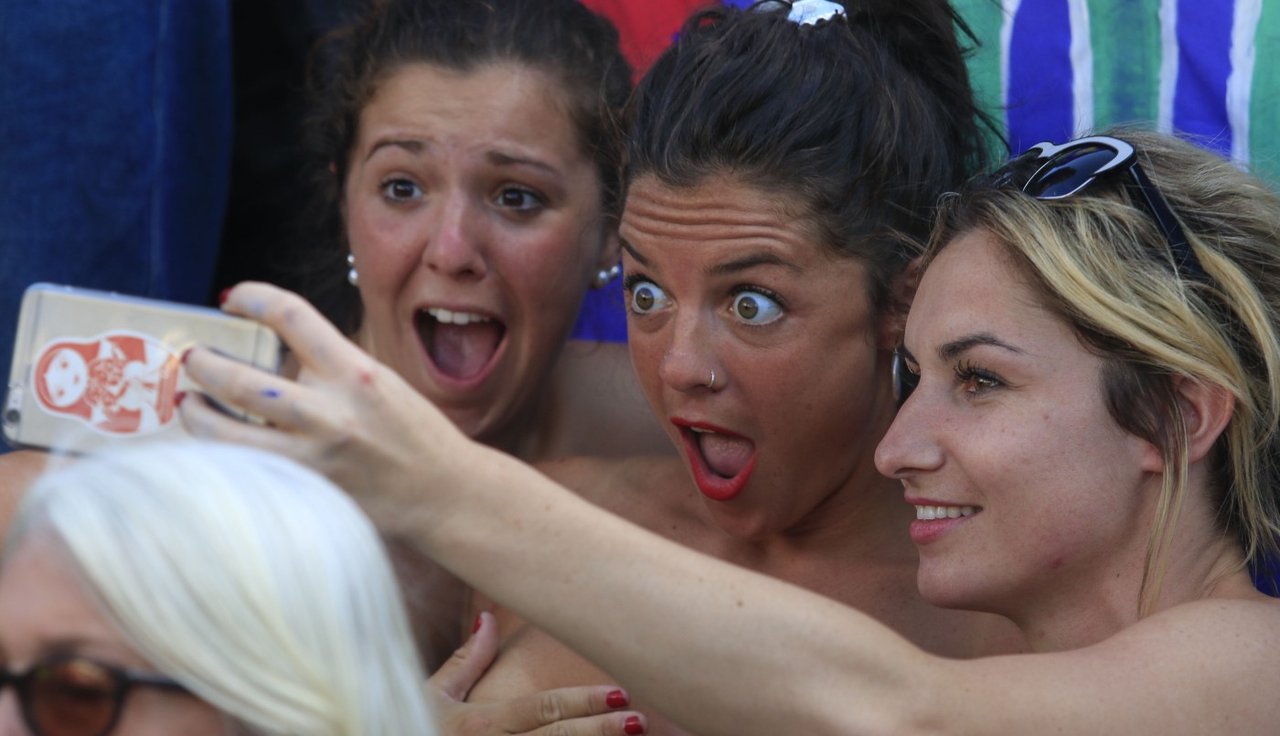 "Grotesco": Carrió criticó el "tetazo" frente a la Catedral de La Plata | Política y economía