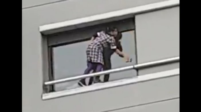 Video viral: la empleada que arriesga su vida para limpiar los vidrios de un departamento de Belgrano | Redes