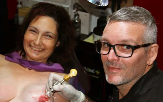 El hombre que tatuó aureolas mamarias a 1.000 mujeres que tuvieron cáncer de mama | Actualidad