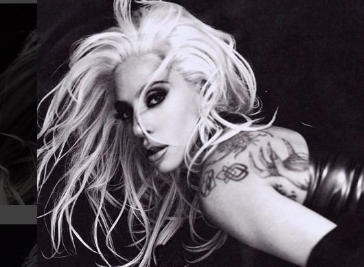 La rutina de Lady Gaga para recuperarse tras la caída en el escenario: desnuda en una pileta con hielo | Espectáculos