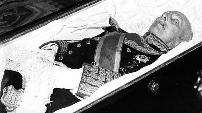 España cierra hoy un capítulo de su historia: exhuman los restos del dictador Franco | Internacionales