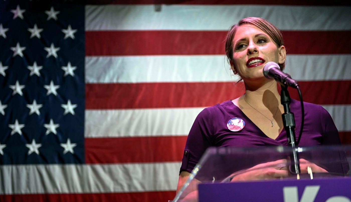 Investigan a congresista por fotos desnuda, tatuaje nazi y aventuras con empleados | Internacionales