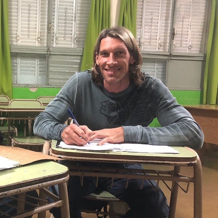 Un campeón olímpico volvió al colegio para cumplir con la promesa que le hizo a su mamá | Deportes