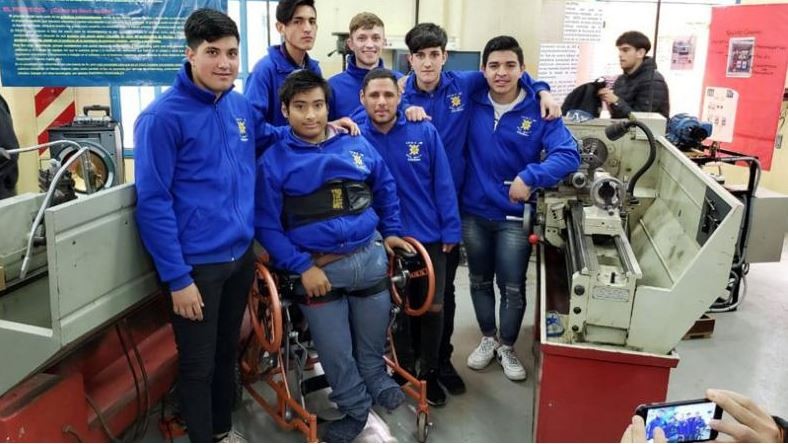 Bipedestadora: sus compañeros le hicieron una silla que le permite pararse | Actualidad