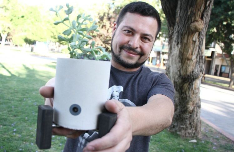 Crearon la primera maceta inteligente que avisa cuando la planta necesita agua | Actualidad