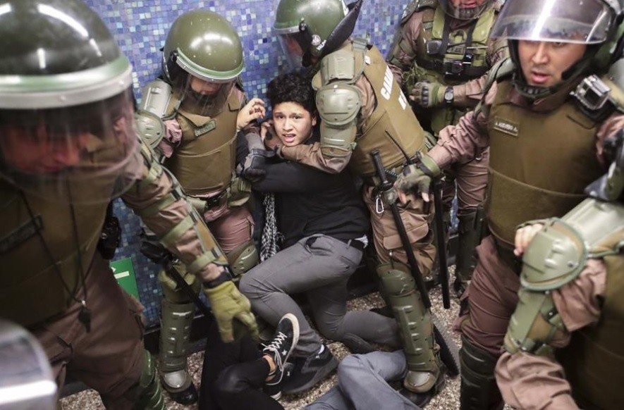 Chile: un joven denuncia que fue víctima de violencia sexual por parte de Carabineros | Internacionales