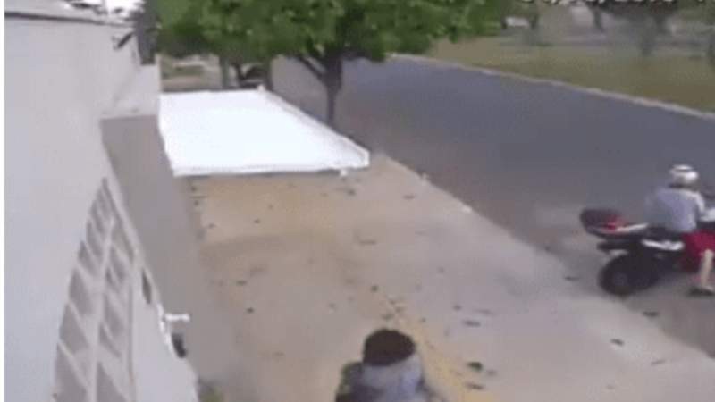 Video viral: la mujer que fue "tragada" por un garage | Redes