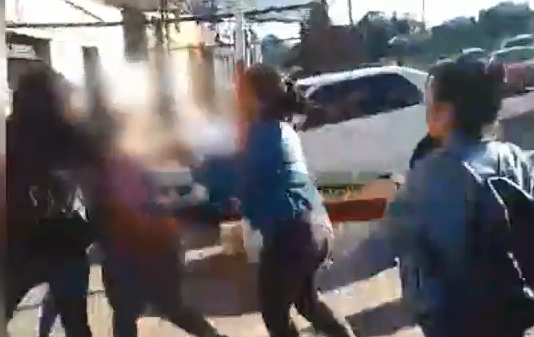 Video: brutales peleas entre chicas y chicos de dos escuelas | Actualidad