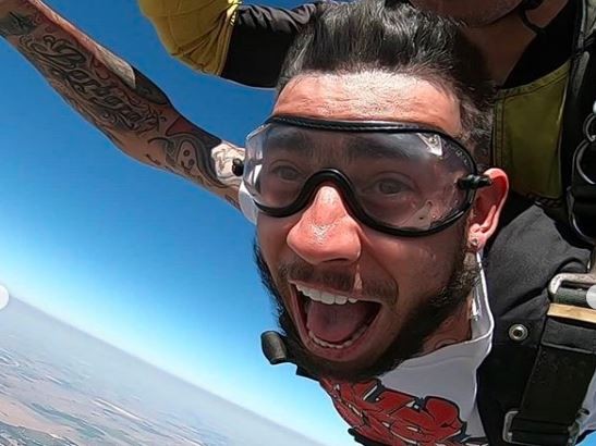 VIDEO: el vuelo de Ulises Bueno, el cantante se animó a tirarse en paracaídas | Redes