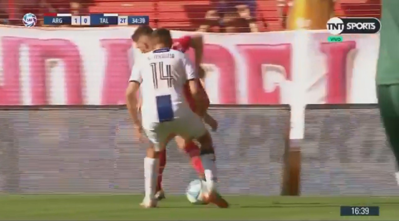 VIDEO: El caño de taco de Hauche sobre Tenaglia | Deportes