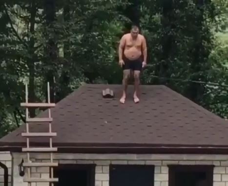 VIDEO VIRAL: casi se mata al tirarse desde el techo de la casa a la pileta | Redes