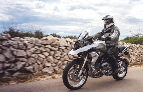 Se "comió" un lomo de burro, se le rompió la moto y la municipalidad le va a pagar 600 mil pesos | Actualidad