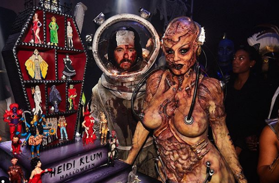 Videos: el impactante y asqueroso disfraz de Heidi Klum para Halloween | Espectáculos