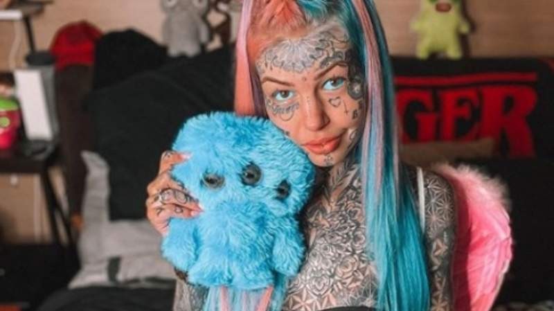 La joven que se tatuó los ojos de azul y quedó ciega por varias semanas | Curiosidades