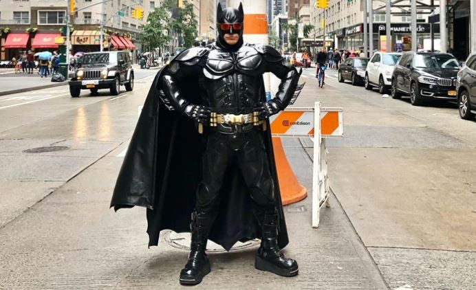 ¿Quién es el Batman argentino de Times Square que cantó con Patricia Bullrich? | Actualidad