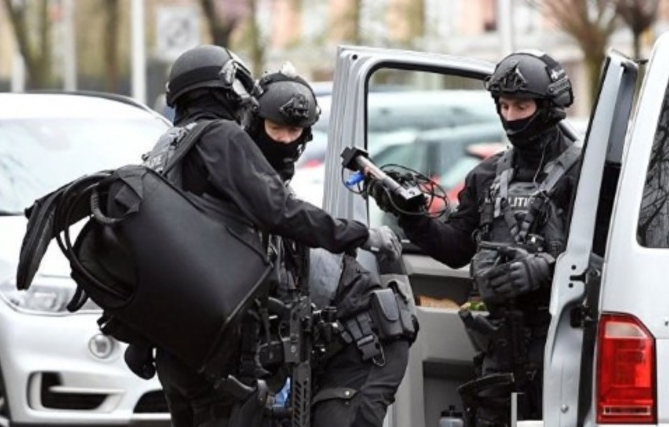 "Vibraba de manera sospechosa": alerta por una valija con un juguete sexual | Actualidad