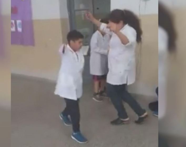 Video viral: una docente baila una chacarera con un alumno sin brazos | Redes