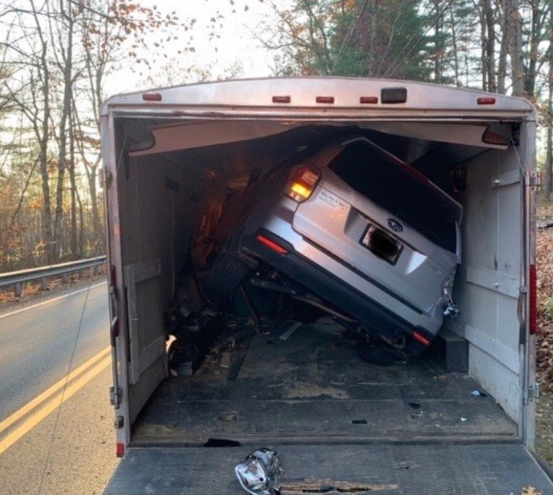 Rescataron a una mujer que iba manejando, se le empañó el vidrio y terminó adentro de un camión | Actualidad