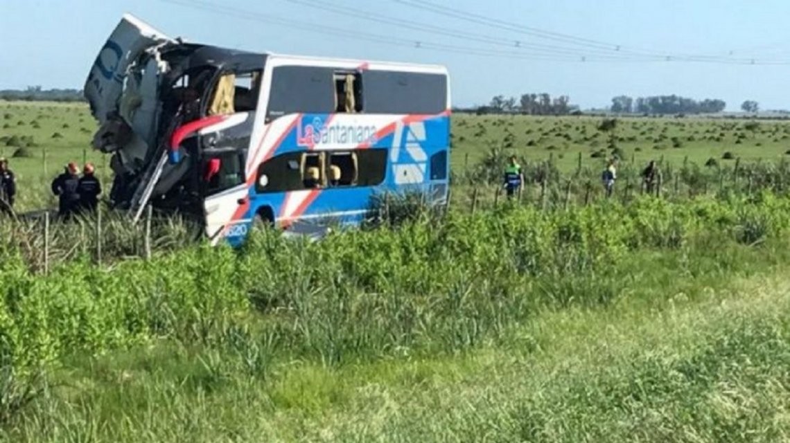 Rutas trágicas: cuatro muertos en choque de ómnibus contra un camión | Actualidad