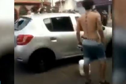 Video: salvaje ataque de un grupo de hinchas de Banfield a un auto de Lanús | Actualidad