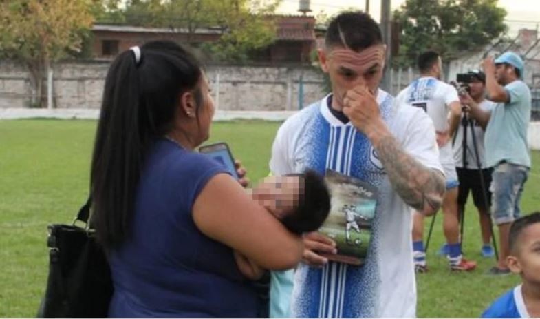Una periodista cubrió un partido de fútbol con su bebé en brazos | Actualidad