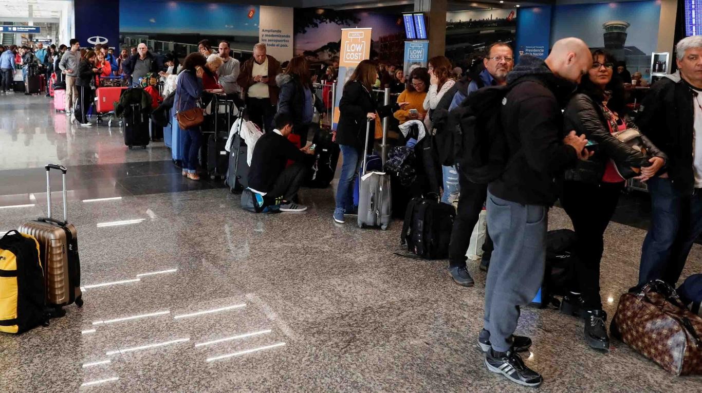 Demoras y cancelaciones en Ezeiza y Aeroparque por una medida gremial | Actualidad