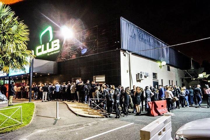 Una joven dio a luz en un boliche en plena pista de baile: su bebé tendrá entrada gratis a la discoteca de por vida | Curiosidades