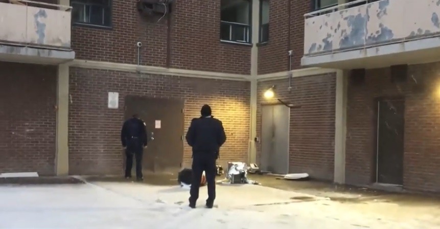 Canadá: un aire acondicionado cayó desde un octavo piso y aplastó a una nena de dos años | Internacionales