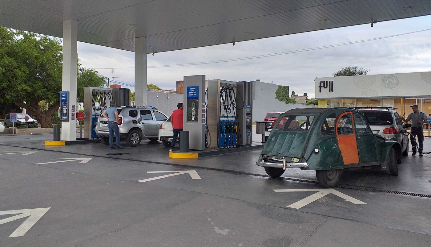 Cargar nafta en Córdoba es más caro que en otras provincias del país: ¿por qué? | Economía