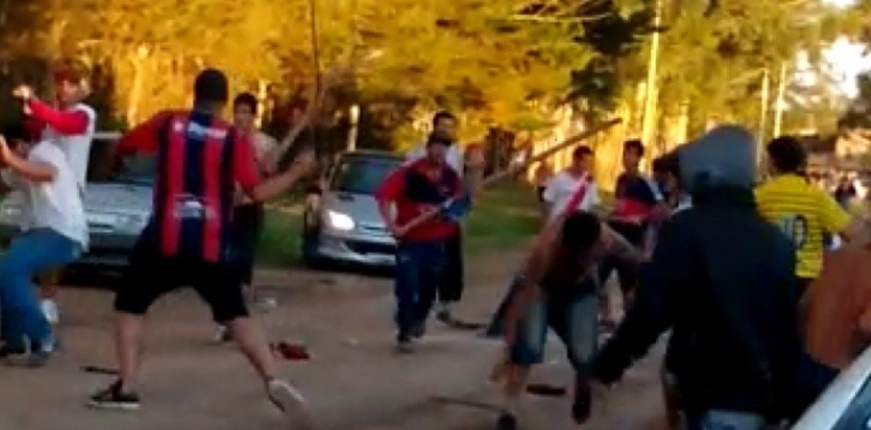 Suspendieron un clásico de Baradero tras batalla campal con palos y piedras | Deportes