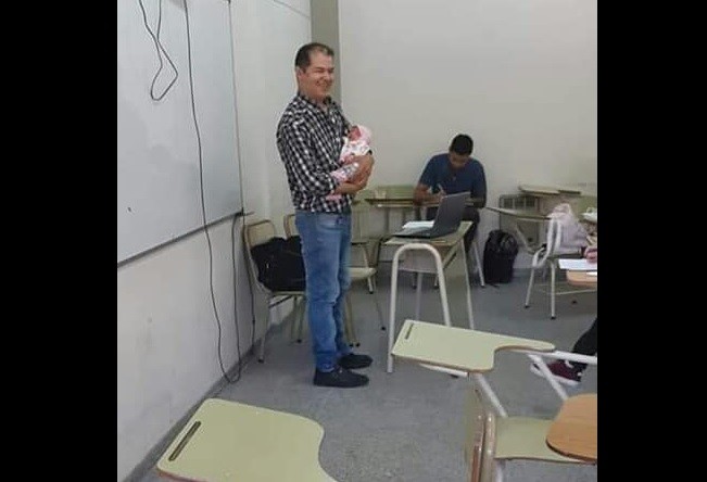 Ternura viral:  la foto del profesor que cuida a la beba de su alumna mientras da un examen | Redes