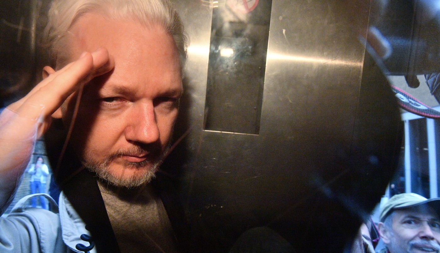 Suecia abandona una acusación que Julian Assange esquivó encerrado 7 años en una embajada | Internacionales