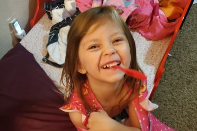 Una nena saltaba en la cama, mientras se limpiaba los dientes y se clavó el cepillo en la garganta | Internacionales