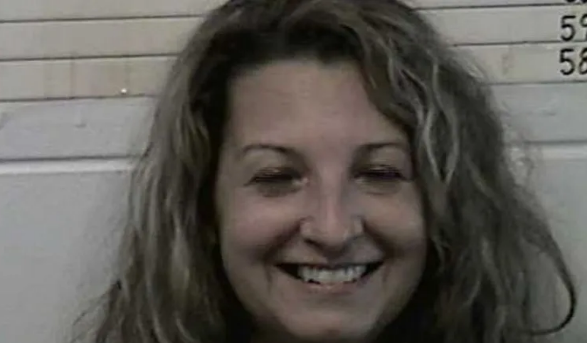 La historia de la mujer que sonríe en la foto policial tras ser detenida por matar a su esposo | Internacionales