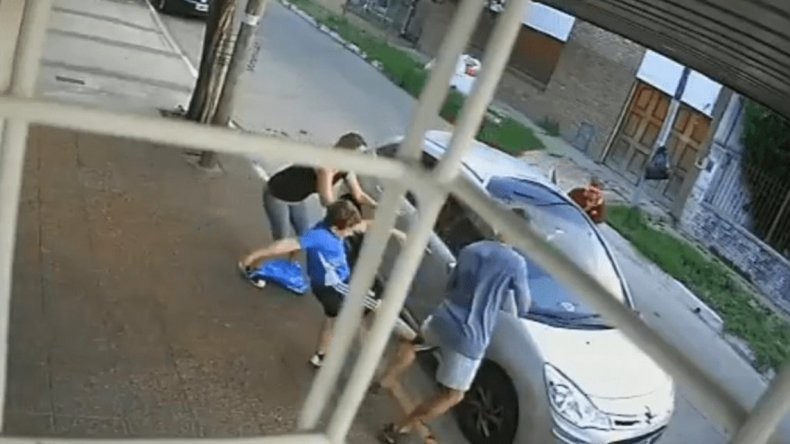 VIDEO: un nene pateó a un ladrón para defender a su mamá | Redes