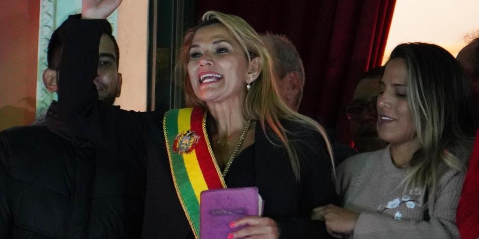 La presidenta autoproclamada de Bolivia promulgó la ley que convoca a nuevas elecciones | Internacionales
