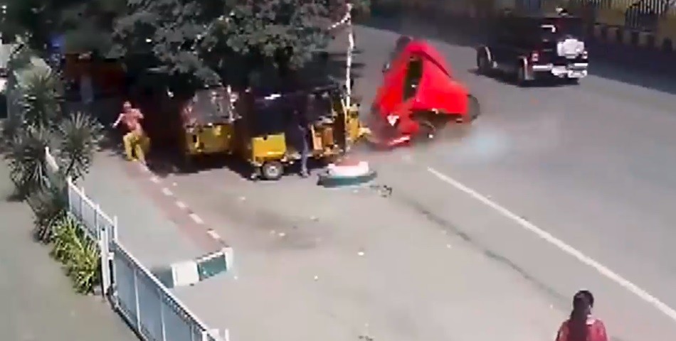 VIDEO:  el momento en el que un auto sale volando de un puente a una calle transitada | Internacionales