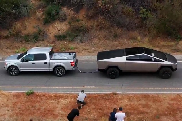 Elon Musk muestra el potencial de la Tesla Cybertruck frente al rey de los pick-up | Redes