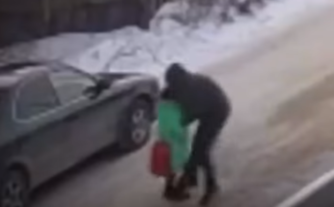 VIDEO: el momento en el que un pedófilo intenta secuestrar a una nena de 9 años | Internacionales